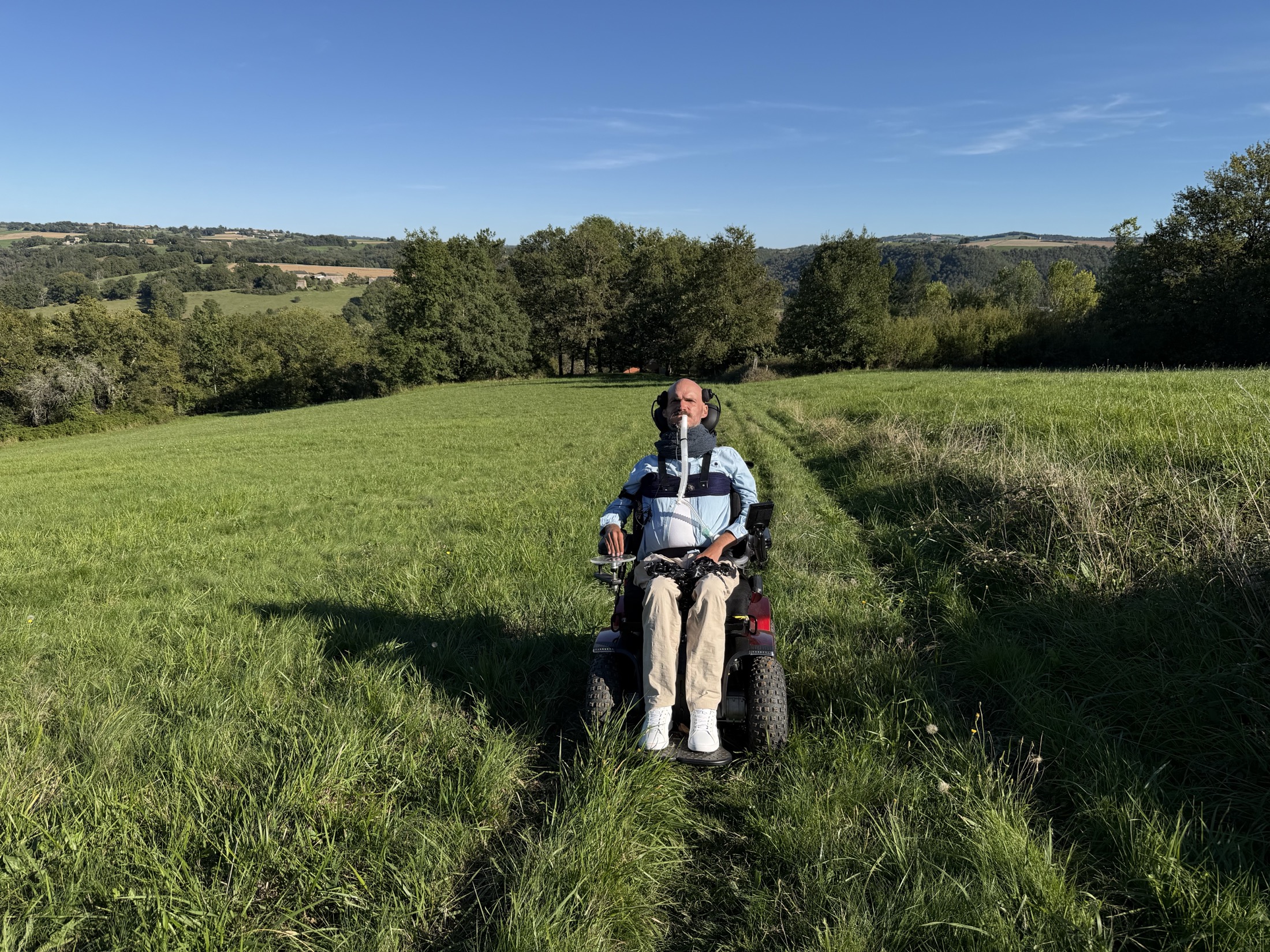 Essai du XT4 dans un chemin herbeux vallonné.