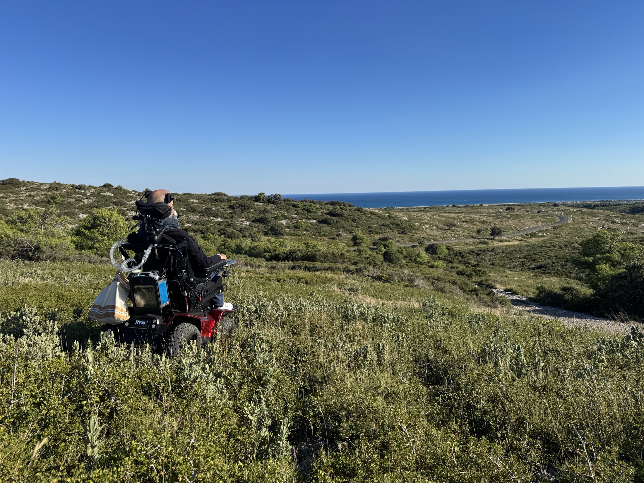 Johann Chaulet utilisant le fauteuil XT4 sur un terrain naturel ouvert.